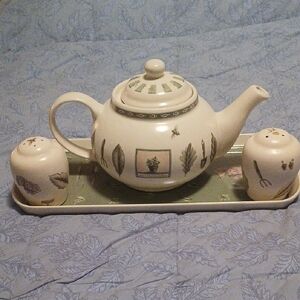 Pfaltzgraff Naturewood Cream Ceramic Tea Pot w/Lid, Tray, Salt & Pepper Shakers